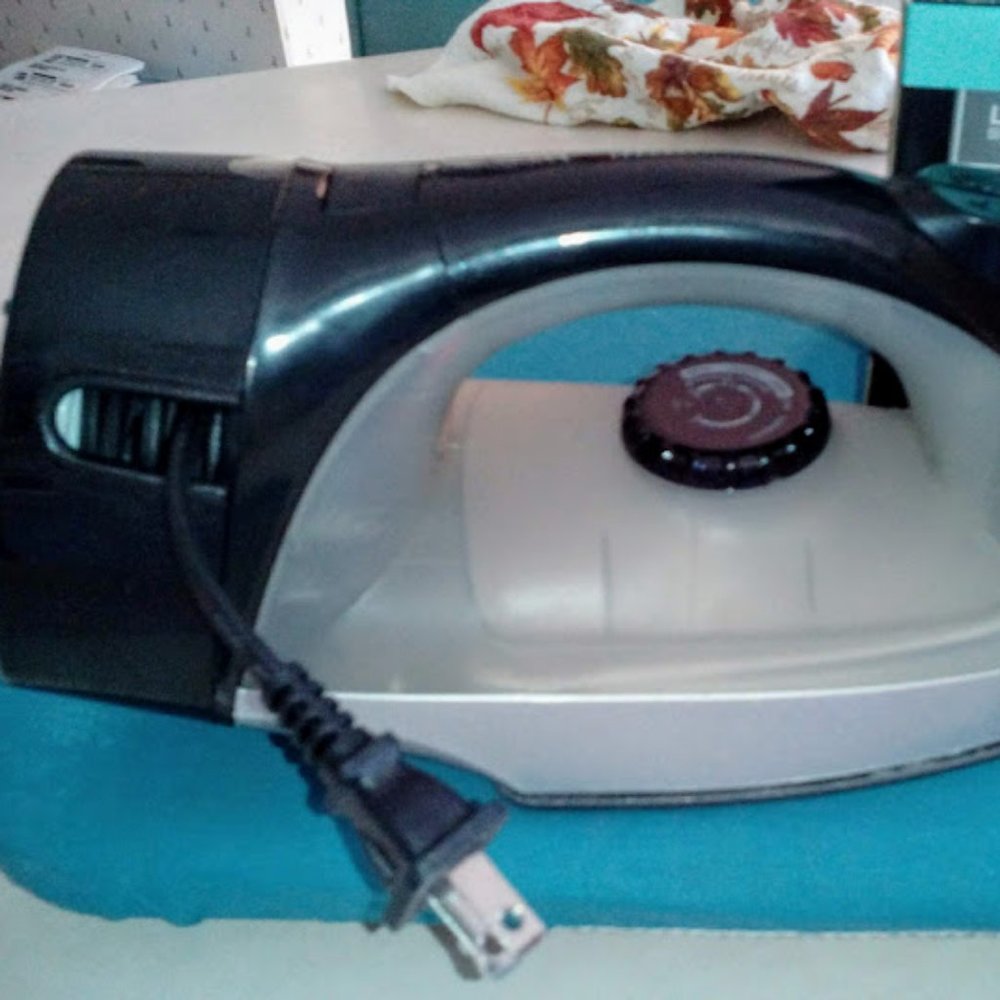 GREAT GRAD GIFT! NEW-in-Box, Retractable Cord Auto-Off Electric Iron